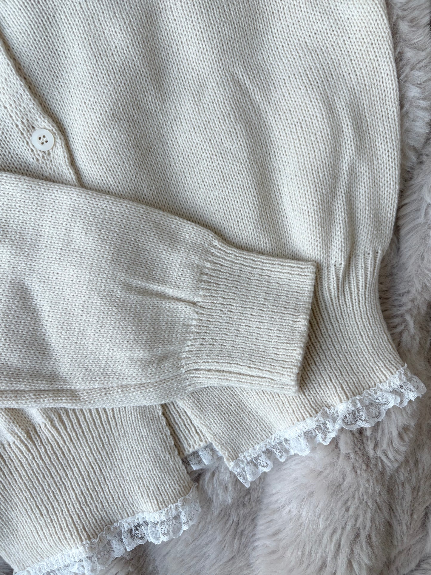 ロゴ刺繍 ガーリークロップカーディガン【KN2508043】