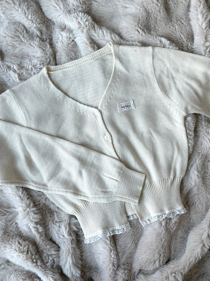 ロゴ刺繍 ガーリークロップカーディガン【KN2508043】