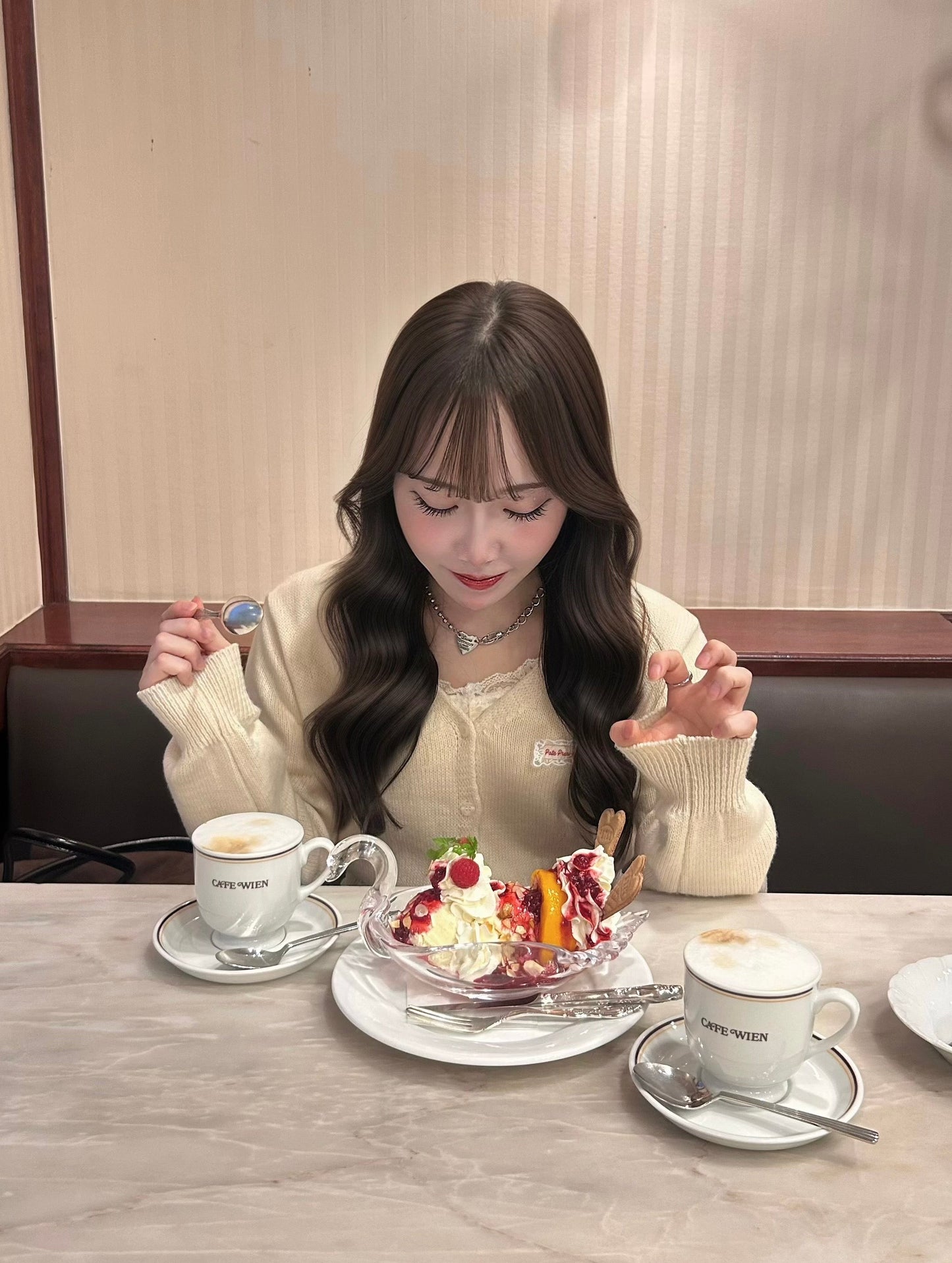 ロゴ刺繍 ガーリークロップカーディガン【KN2508043】